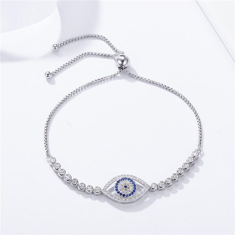 Protection of Nazar Elegance Bracelet Elegance Bracelet seen from top in decorated environment